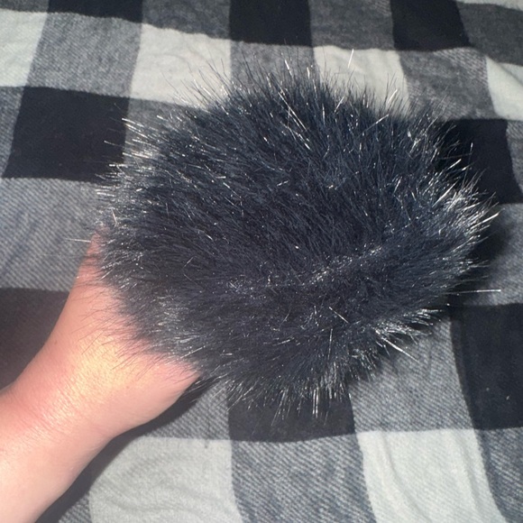 New Redness black Pom Pom hat - Picture 3 of 3